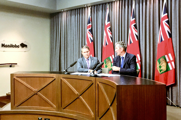 M. Brian Pallister (à dr.), premier ministre du Manitoba et M. Cameron Friesen (à g.), ministre des Finances, proposent des améliorations à l'Accord de principe sur la bonification du Régime de pensions du Canada.
