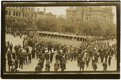 Des grvistes renversent un tramway devant l'htel de ville, le 21 juin 1919