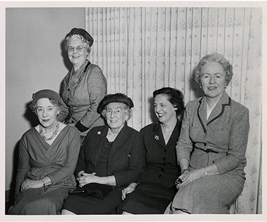 Photo des membres du conseil d'administration du WMC : Mme Heaton, Mme Collum, Mme Riley, Mme Tanner et Mme Luck, annes 1960